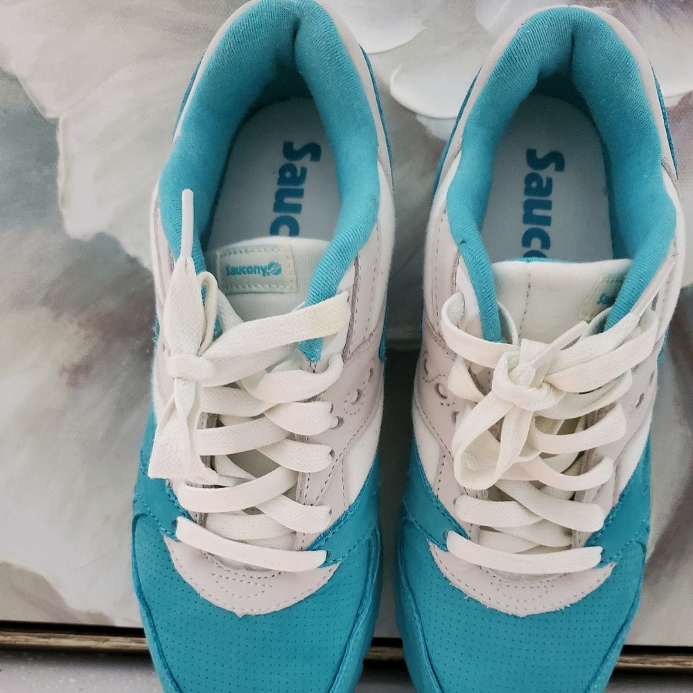 Tennis shoes